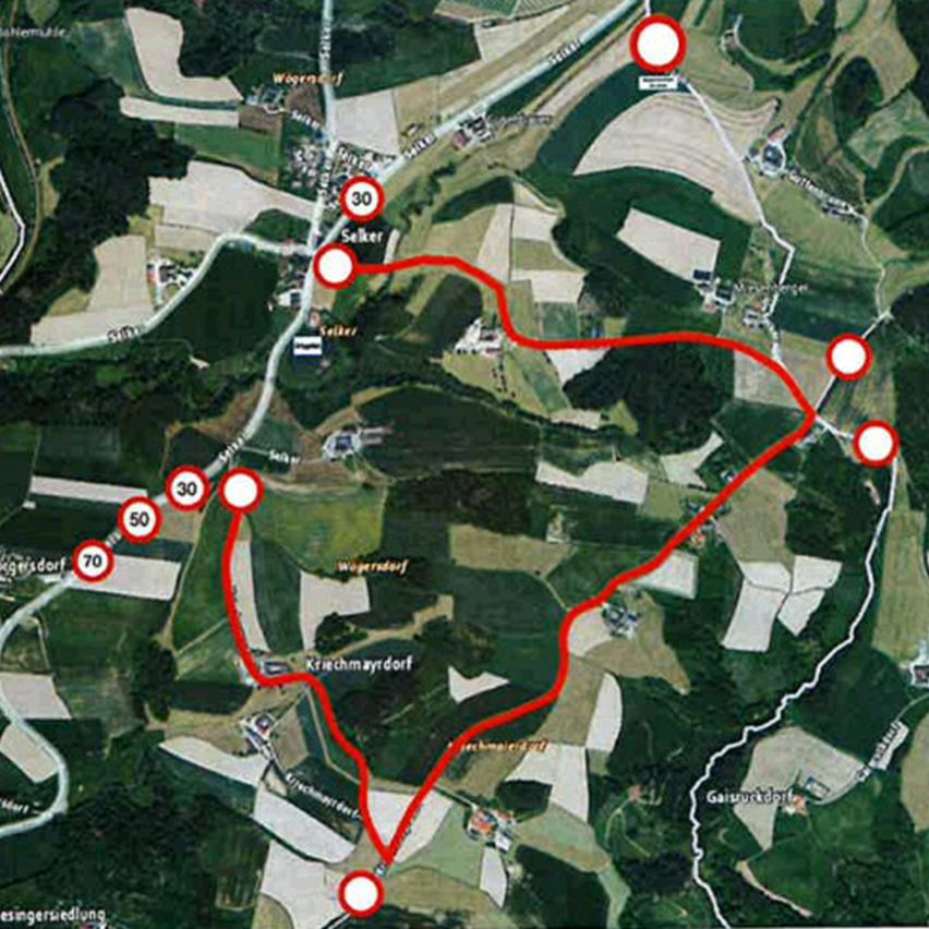 Eine Karte mit einer roten Route durch ein Gebiet mit verschiedenen Parzellen, gekennzeichnet durch Nummern 30, 50, 70 und Wegpunkten wie 'Seker' und 'Kriechmayrdorf'.
