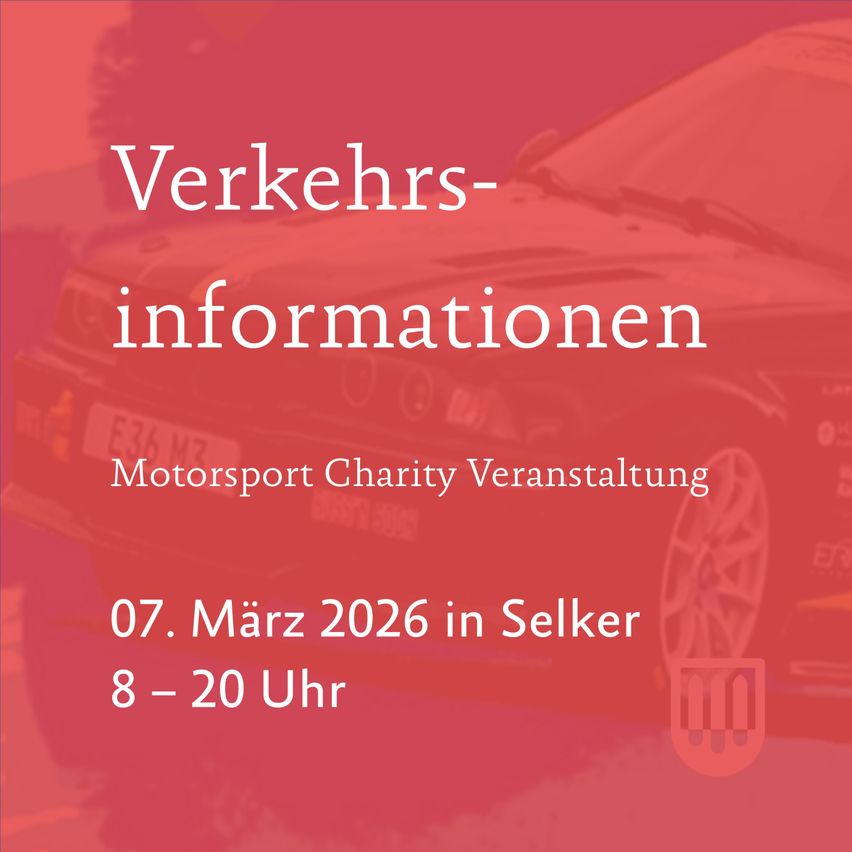 Roter Plakat mit weißem Text. Es steht 'Verkehrs-informationen', 'Motorsport Charity Veranstaltung', '07. März 2026 in Selker' und '8 - 20 Uhr'. Ein rotes Auto ist im Hintergrund abgebildet.
