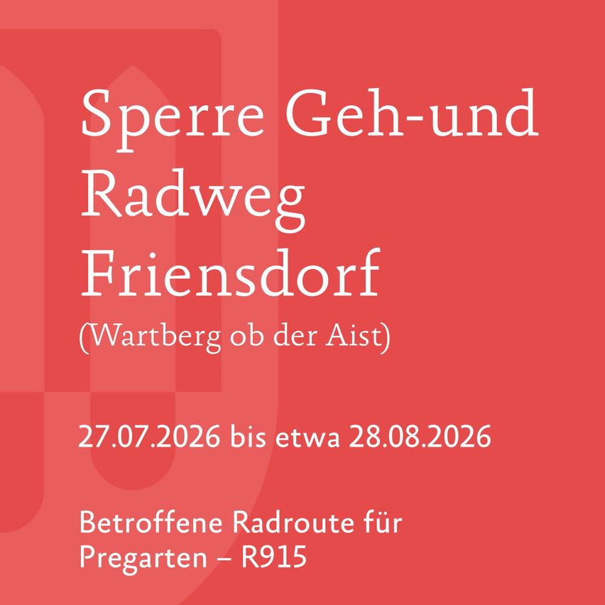 Ein roter Plakat mit weißem Text kündigt die Sperre Geh-und Radweg Friendsdorf (Wartberg ob der Aist) vom 27.07.2026 bis etwa 28.08.2026 an. Es erwähnt auch die betroffene Radroute für Pregarten - R915.