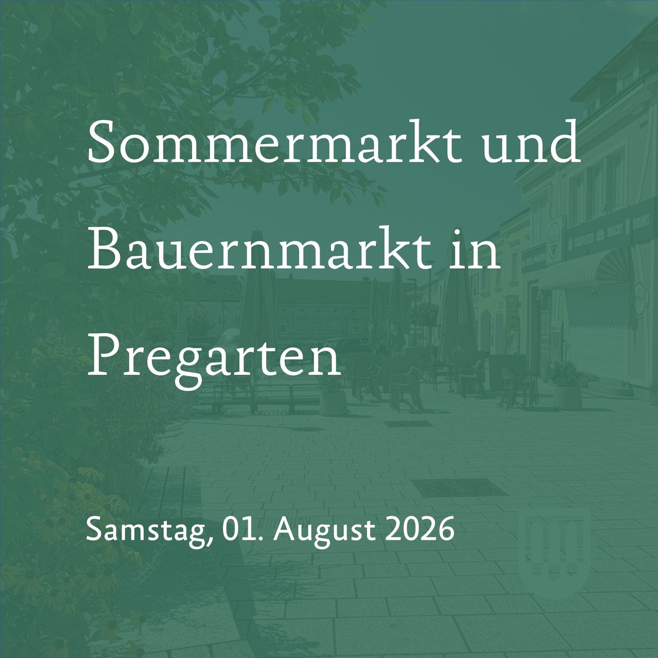 Eine Werbung für einen Sommer- und Bauernmarkt in Pregarten, Österreich, geplant für den 1. August 2026. Das Bild zeigt einen grünen Hintergrund mit weißem Text und einer verschwommenen Ansicht eines Marktbereichs mit Tischen, Stühlen und Gebäuden.