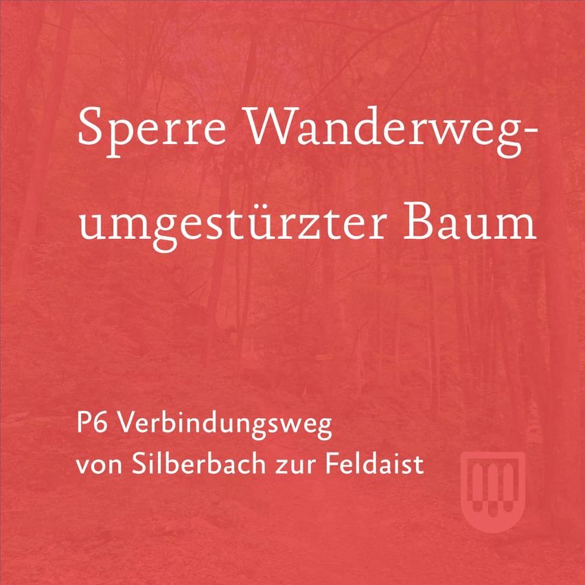 Ein roter Hintergrund mit weißem Text, der 'Sperre Wanderweg - ungestürtzter Baum' und 'P6 Verbindungsweg von Silberbach zur Feldaist' mit einem Logo in der unteren rechten Ecke zeigt.