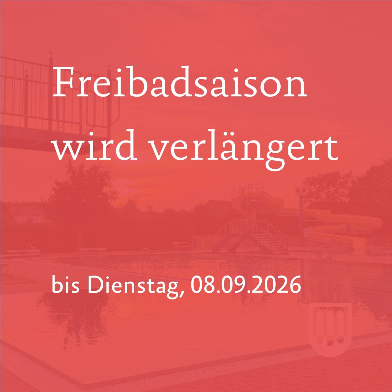 Ein roter Hintergrund mit weißem Text, der verkündet, dass die Freibadsaison bis Dienstag, 08.09.2026 verlängert wird. Das Bild zeigt ein Schwimmbecken mit einer Rutsche und einem Zaun.
