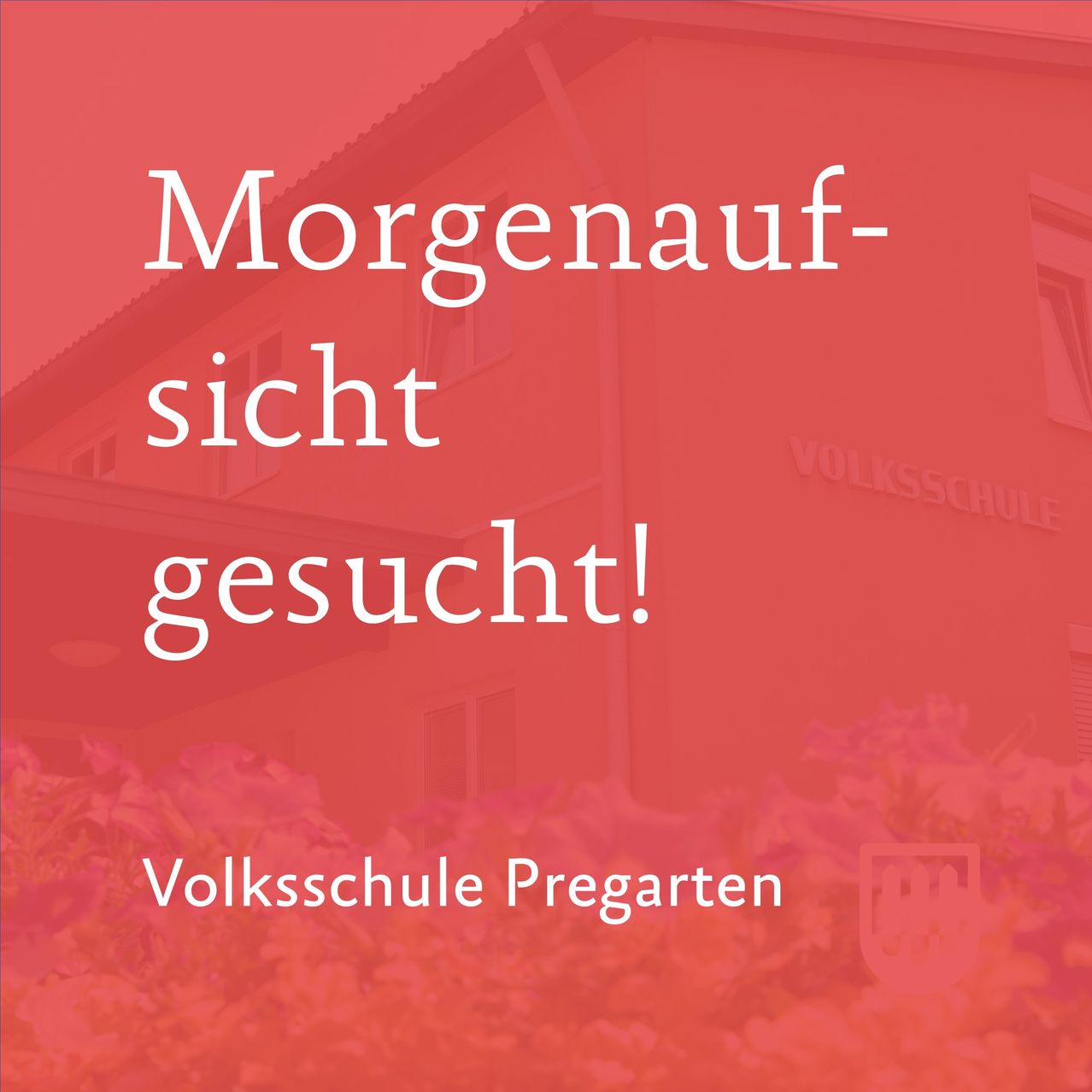 Ein roter Hintergrund mit weißem Text, der 'Morgenauf-sicht gesucht!' und 'Volksschule Pregarten' lautet. Das Bild zeigt ein Gebäude mit einem Logo auf der rechten Seite.
