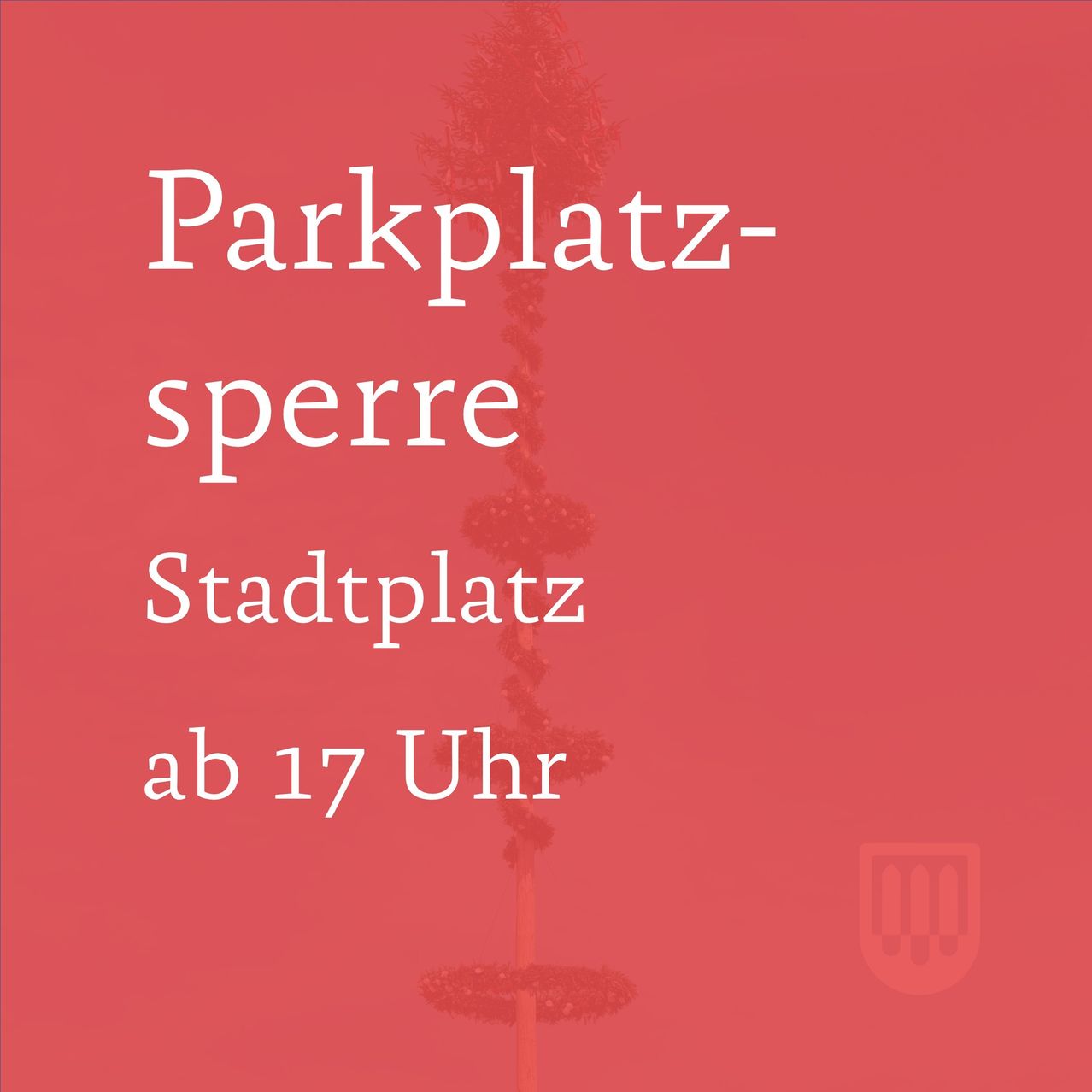 Ein roter Hintergrund zeigt eine vertikale baumartige Struktur mit überlagertem Text. Der Text lautet 'Parkplatz-sperre Stadtplatz ab 17 Uhr'. Ein Emblem ist in der unteren rechten Ecke positioniert.