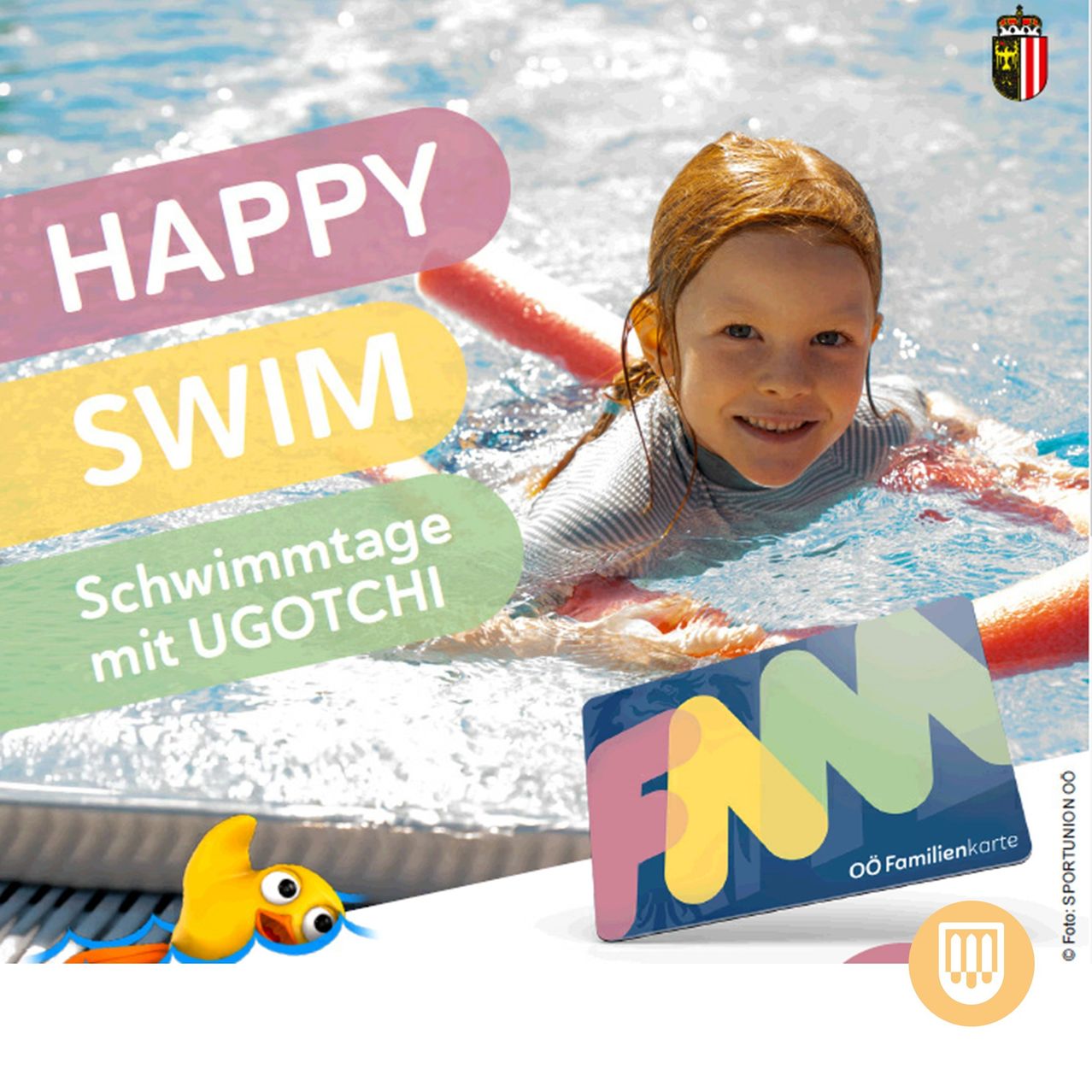 Frohes Schwimmen. Ein junges Mädchen schwimmt im Pool, lächelt und hält sich an einem Schwimmring fest. Das Bild enthält die Texte 'Frohes Schwimmen' und 'Schwimmtage mit UGOTCHI'. Eine gelbe Ente schwimmt in der Nähe.