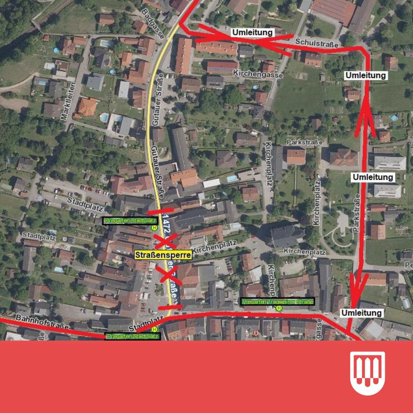 Eine Karte, die ein Dorf mit rot und gelb markierten Straßen zeigt. Rot zeigt eine Umleitung, und Gelb markiert die Hauptstraße. Bemerkenswerte Orte sind die Kirche, die Schule und der Marktplatz.