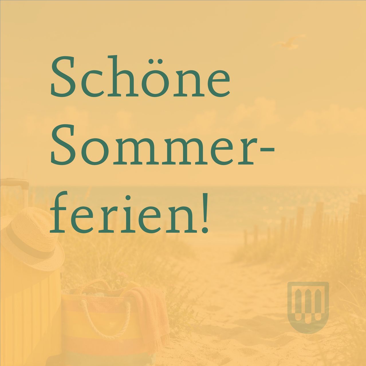 Eine Strandszene mit gelbem Hintergrund und dem Text 'Schöne Sommer-ferien!'. Ein Strandkorb, Hut und Handtuch liegen am Sand. Rechts ist ein Logo.