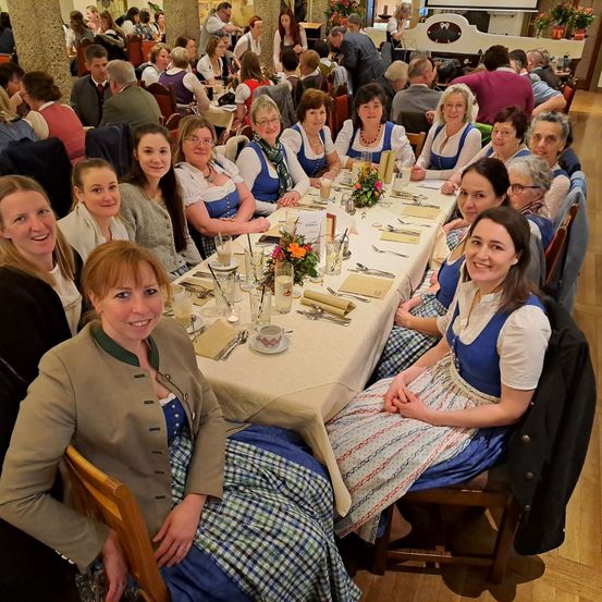 Bild enthält, Dining Table, Table, Dining Room, Indoors, Adult, Female, Person, Woman, Linen, Glasses