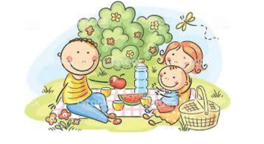 Eine dreiköpfige Familie genießt ein Picknick unter einem Baum mit einem Korb, Getränken und Obst. Der Junge lächelt, das Mädchen schaut auf das Baby, und das Baby hält eine Wassermelonenscheibe.