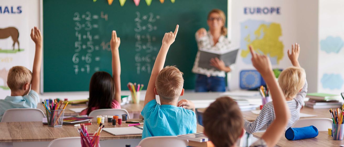 Bild enthält, Person, Student, Boy, Child, Male, Female, Girl, Face, Head, Blackboard