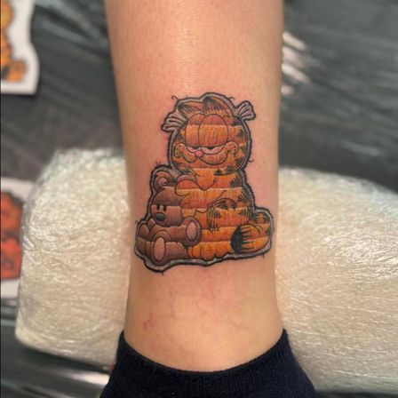 Bild enthält, Person, Skin, Tattoo, Body Part, Hand, Wrist, Face, Head