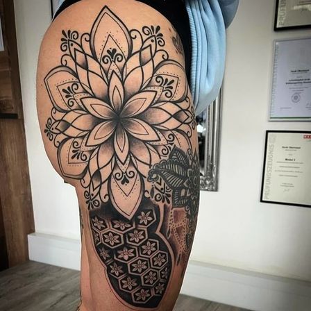 Bild enthält, Body Part, Person, Thigh, Skin, Tattoo, Knee, Photo Frame, Arm