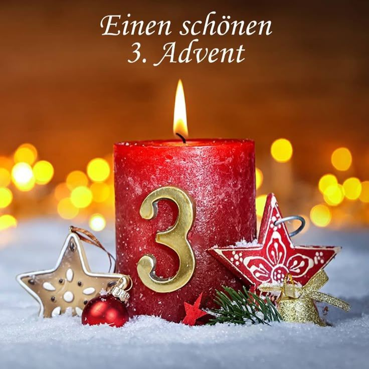 Eine rote Kerze mit der Nummer 3 darauf, umgeben von Weihnachtsdekorationen wie ein roter Stern, Ornamente und ein Tannenzapfen. Die Kerze ist angezündet und der Hintergrund ist verschwommen mit warmen Lichtern.