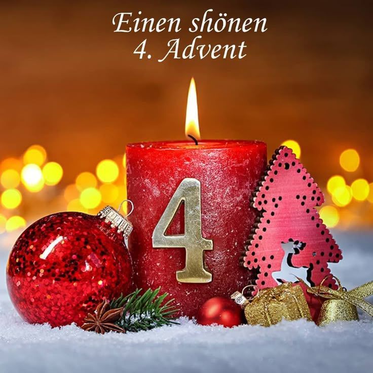 Eine rote Kerze mit der Nummer 4, die am vierten Advent angezündet ist. Ein kleiner roter Weihnachtsbaum und eine rote Weihnachtskugel sind in der Nähe.