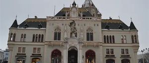 Bild enthält, Arch, Architecture, Gothic Arch, Building, Housing