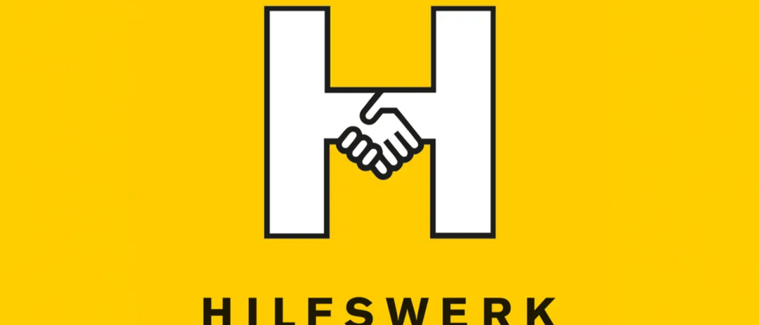 Ein gelbes Logo mit dem Wort "Hilfswerk" in fetten, schwarzen Buchstaben unter einem weißen "H"-Logo, das zwei Hände beim Händeschütteln darstellt.
