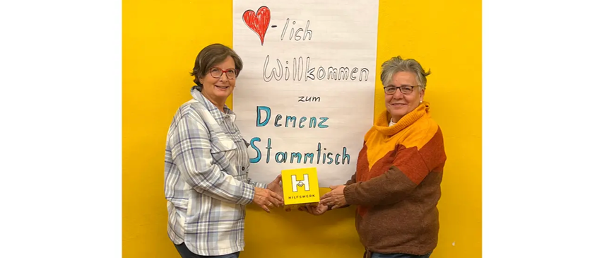 Bild enthält, Advertisement, Poster, Person, Smile, Adult, Female, Woman, Male, Man, Glasses