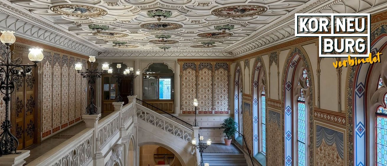 Bild enthält, Building, House, Housing, Staircase, Indoors, Interior Design, Ballroom, Room, Foyer, Chandelier