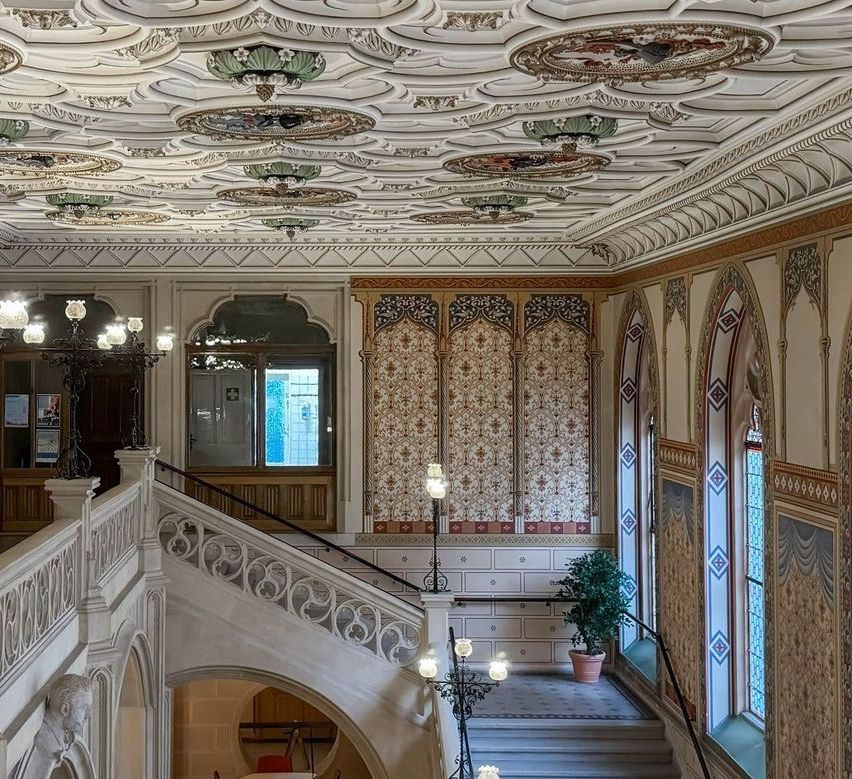 Bild enthält, Building, House, Housing, Staircase, Indoors, Interior Design, Ballroom, Room, Foyer, Chandelier