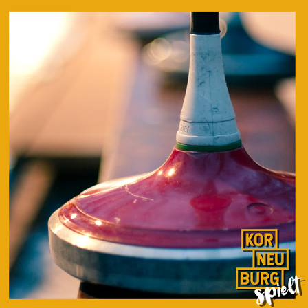 Bild enthält, Racket, Smoke Pipe, Person, Bottle