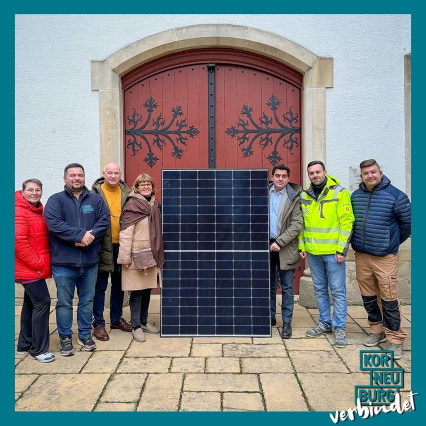 Bild enthält, Pants, Solar Panels, Coat, Adult, Female, Person, Woman, Male, Man, Hoodie