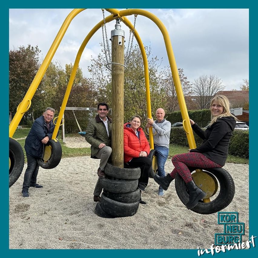 Bild enthält, Play Area, Outdoor Play Area, Outdoors, Adult, Male, Man, Person, Female, Woman, Coat