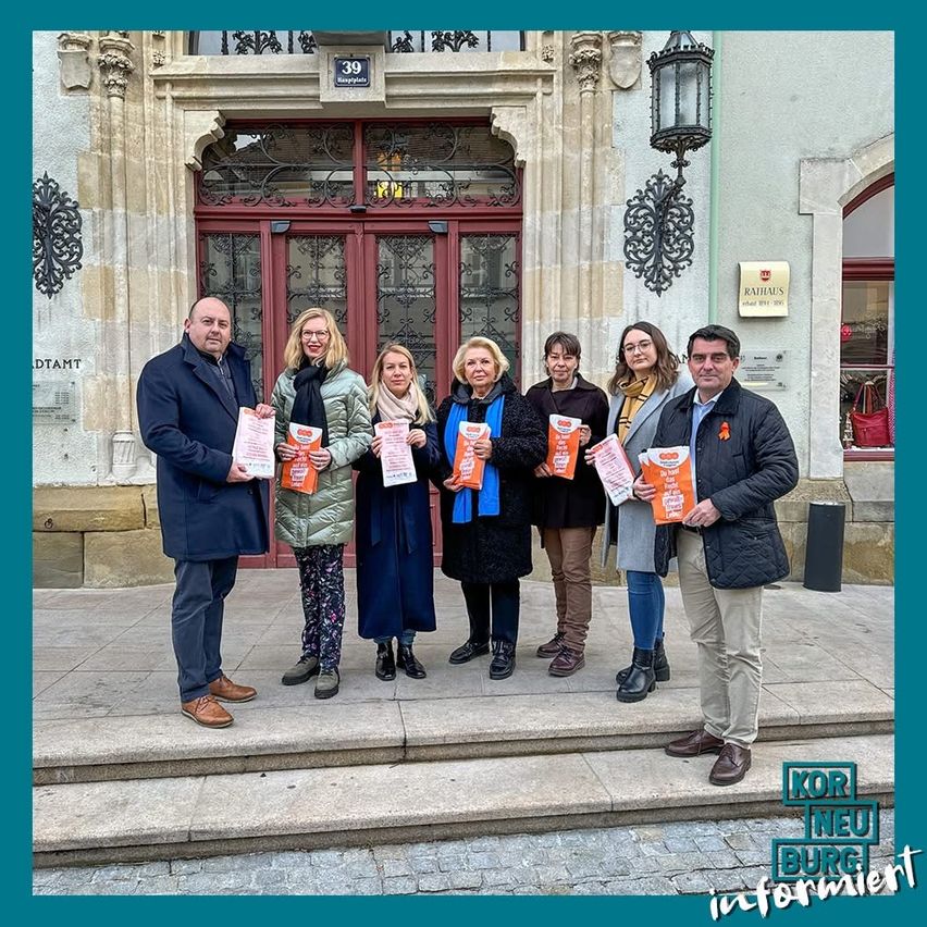 Bild enthält, Pants, Coat, Advertisement, Poster, Person, Photography, Portrait, People, Jacket, Man