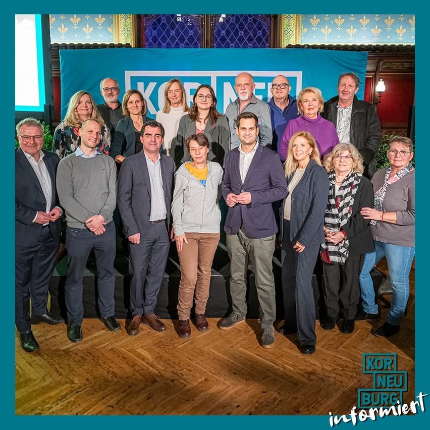 Bild enthält, Groupshot, Person, Adult, Female, Woman, People, Coat, Pants, Male, Man