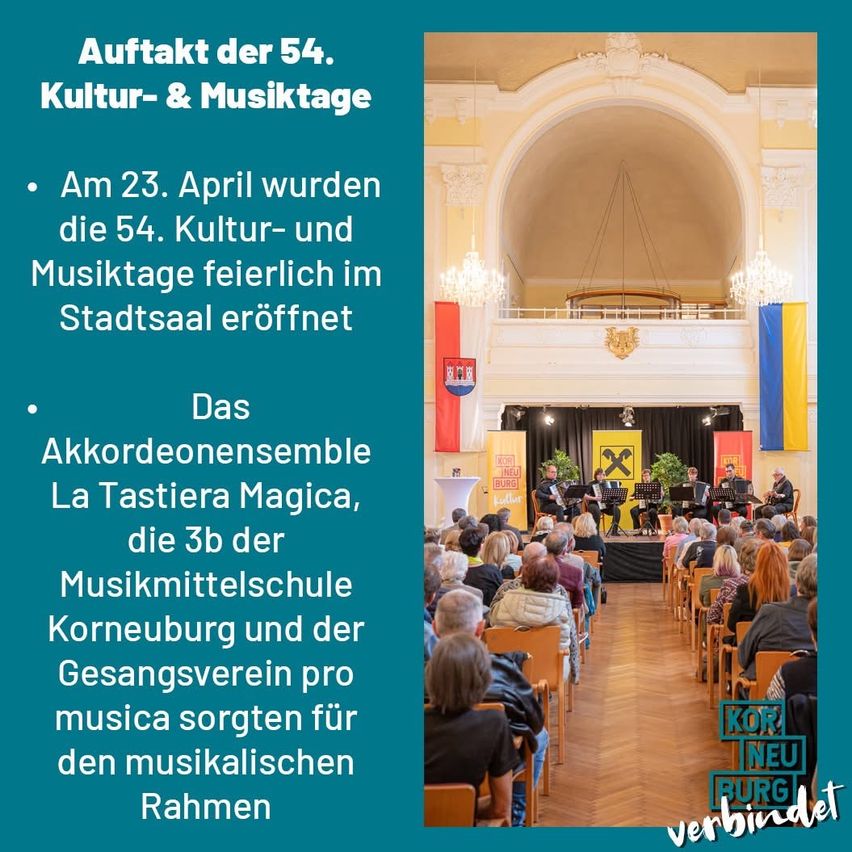 Ein Plakat verkündet die Eröffnung der 54. Kultur- und Musiktage am 23. April in einem Saal mit Publikum.