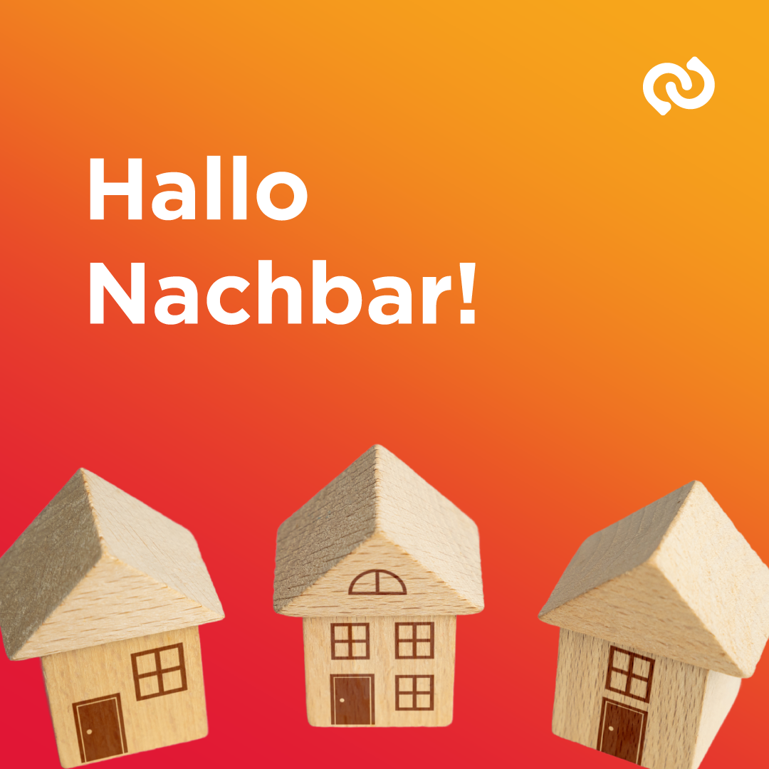 Ein Bild zeigt einen roten und orangefarbenen Gradientenhintergrund mit drei Holzhausmodellen und dem Text 'Hallo Nachbar!' in fetter weißer Schrift. Die Häuser sind in einem dreieckigen Muster angeordnet.