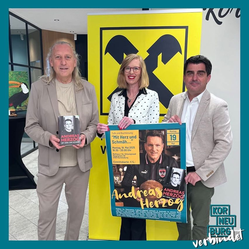Drei Personen stehen und halten ein Buch und eine Zeitschrift. Das Buch hat den Titel Andreas Herzog. Die Zeitschrift hat den Titel Mit Herz und Schmah.
