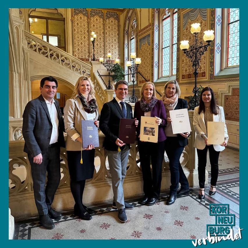 Bild enthält, People, Person, Groupshot, Coat, Jacket, Pants, Blazer, Staircase, Box, Interior Design