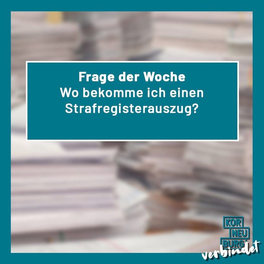 Ein Plakat mit der Frage 'Wo bekomme ich einen Strafregisterauszug?' auf Deutsch. Darunter ein verschwommenes Bild eines Stapels Papiere.