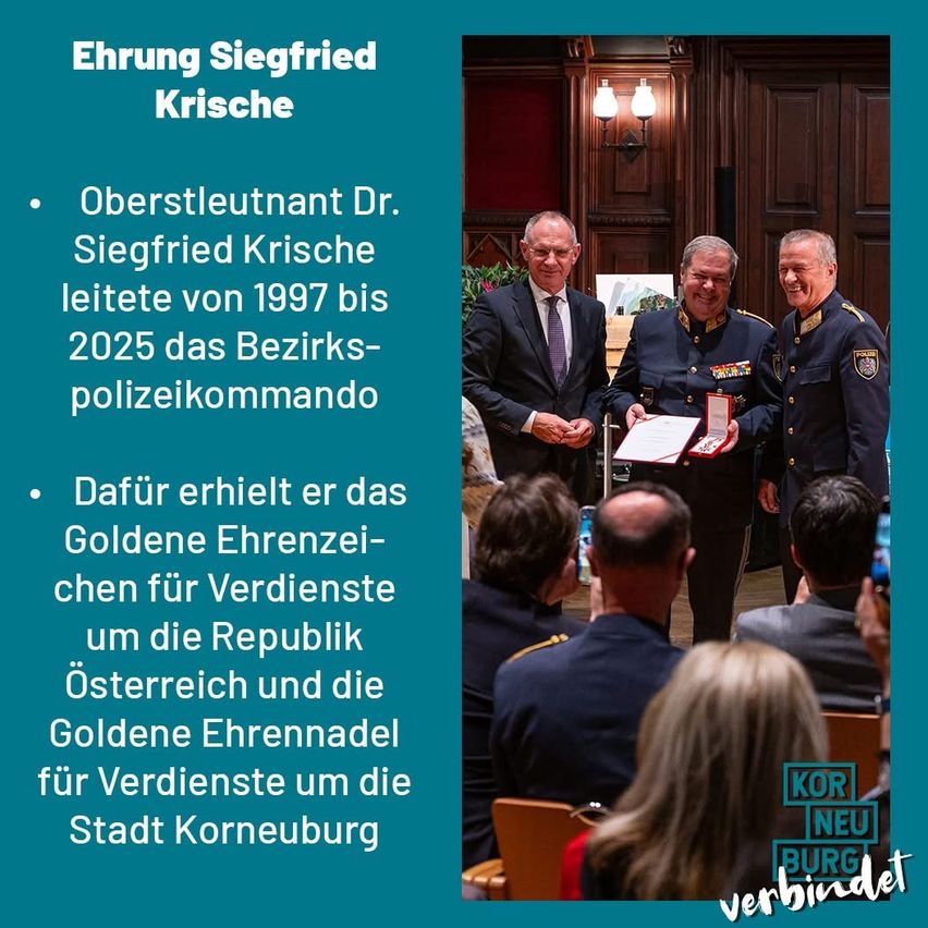 Ein Bild zeigt Oberleutnant Dr. Siegfried Krische bei der Verleihung der Goldenen Ehrenzeichen für Verdienste um die Republik Österreich und der Goldenen Ehrennadel für Verdienste um die Stadt Korneuburg. Er leitete von 1997 bis 2025 das Bezirkspolizeikommando.