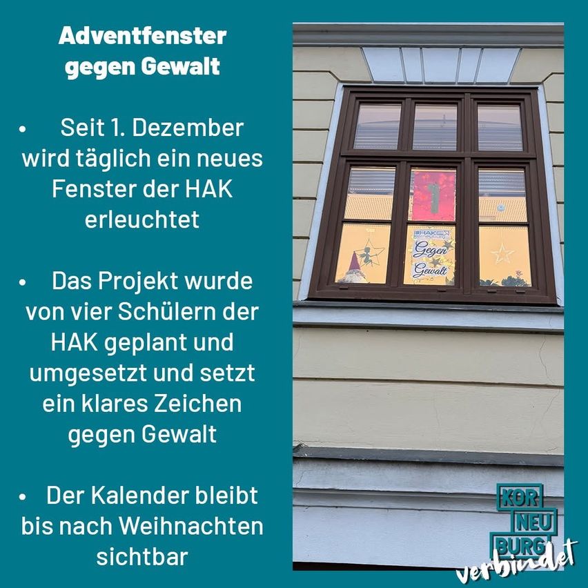 Ein Bild zeigt ein Fenster mit festlichen Dekorationen für die 16 Tage gegen Gewalt an Frauen. Ein Kalender mit täglich beleuchteten Fenstern ist sichtbar.