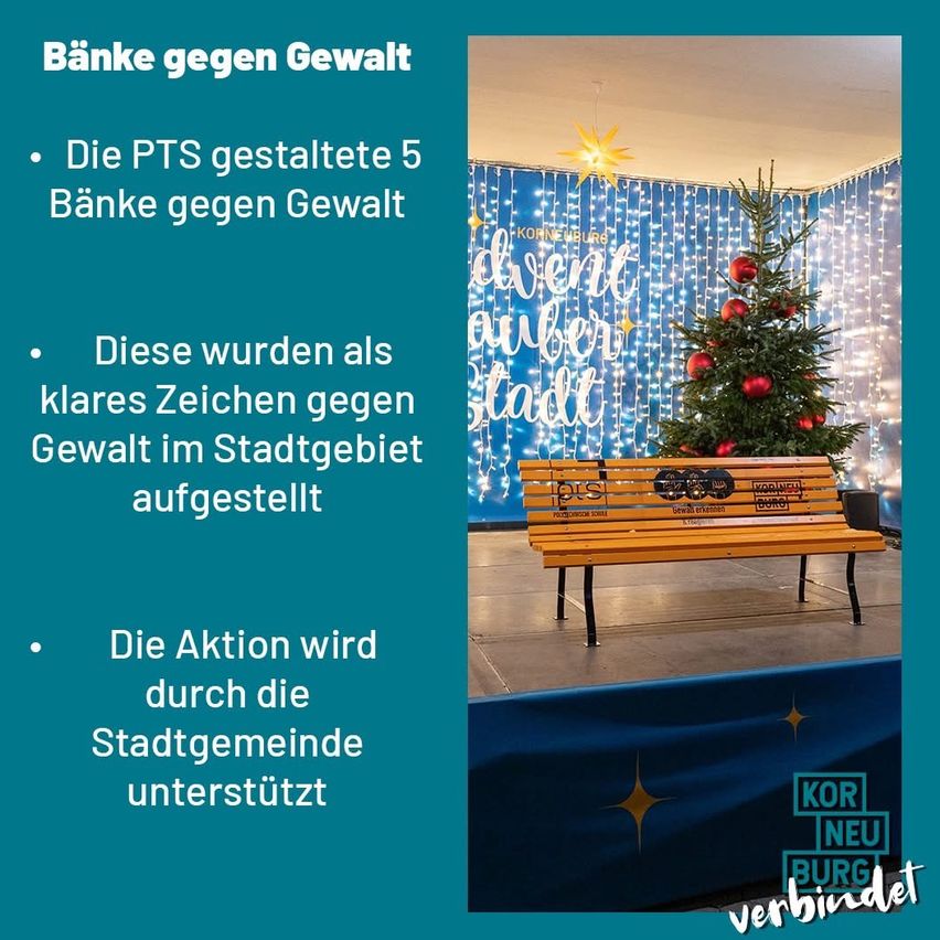 Das Bild zeigt fünf Bänke, die vor einer Kulisse eines beleuchteten Weihnachtsbaums und eines Banners mit der Aufschrift 'Korneuburg' angeordnet sind. Die Bänke sind mit 'PTS' beschriftet. Die Aktion wird von der Stadtgemeinde unterstützt.