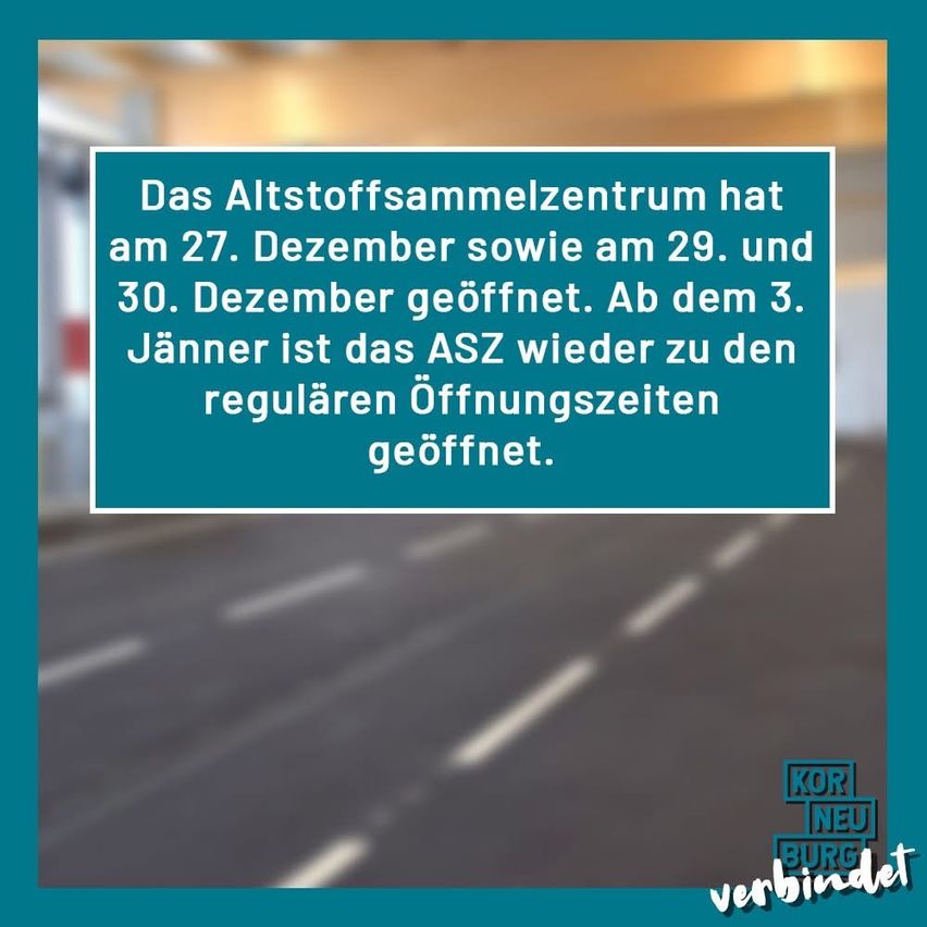 Das Bild zeigt eine Mitteilung, dass das Altstoffsammelzentrum am 27., 29. und 30. Dezember geöffnet hat. Ab dem 3. Januar gelten wieder die regulären Öffnungszeiten. Im Hintergrund ist eine verschwommene Straße zu sehen.