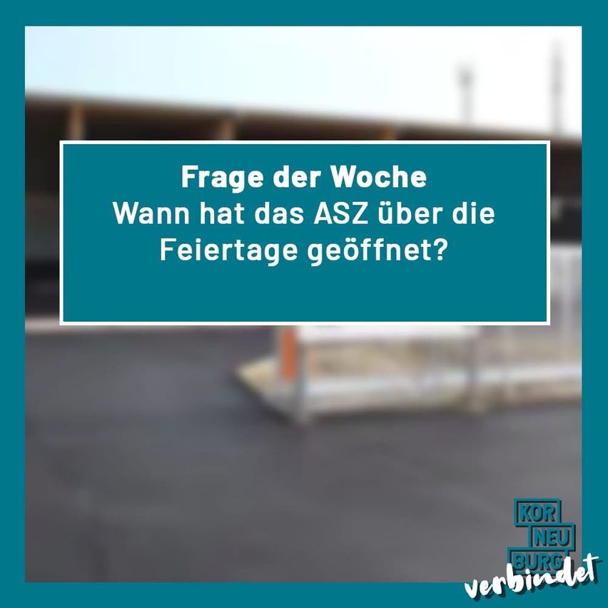 Ein Poster mit einer Frage zu den Öffnungszeiten einer Einrichtung an Feiertagen, auf einem verschwommenen Hintergrund mit einem Gebäude in der Ferne.