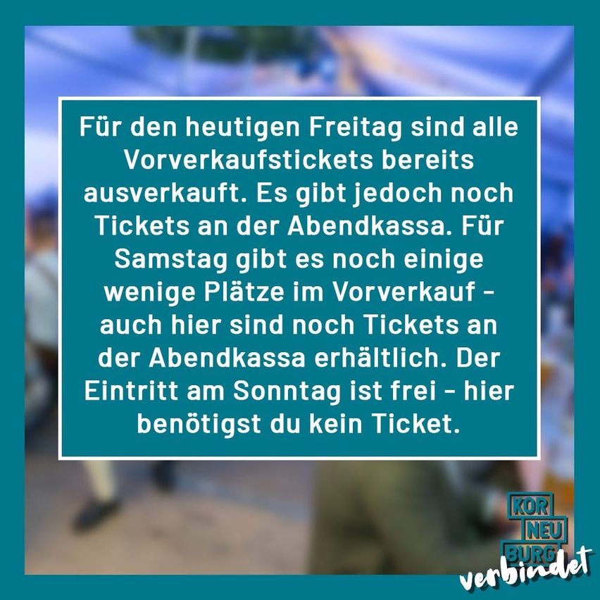 Ein blauer Schild mit weißem Text auf einem unscharfen Hintergrund lautet: 'Alle Vorverkaufstickets für heute sind ausverkauft. Es gibt jedoch noch Tickets an der Abendkasse. Für Samstag gibt es noch ein paar Plätze im Vorverkauf - auch hier sind noch Tickets an der Abendkasse erhältlich. Der Eintritt am Sonntag ist frei - hier benötigen Sie kein Ticket.'