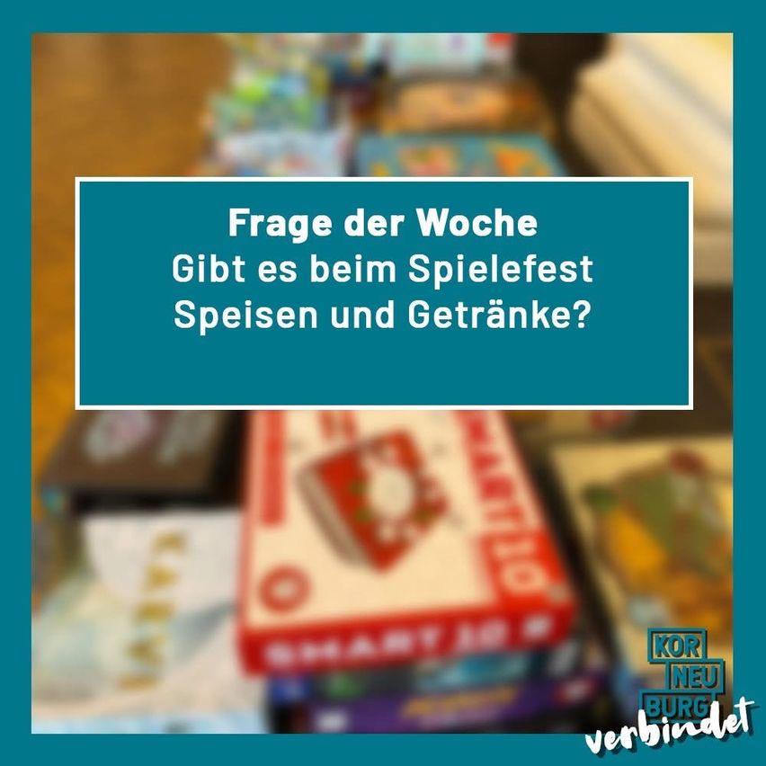 Ein Poster mit blauem Hintergrund und weißer Schrift fragt, ob es beim Spielefest Speisen und Getränke gibt.