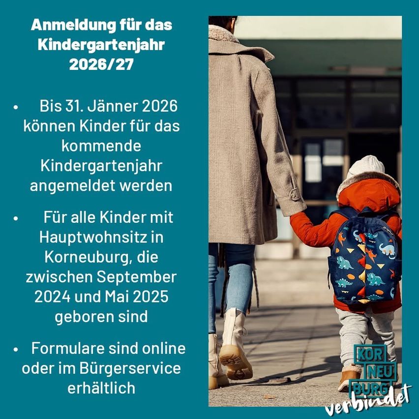 Ein blaues Plakat mit weißen Texten besagt 'Anmeldung für das Kindergartenjahr 2026/27.' Eine Frau hält ein Kind an der Hand, beide tragen Winterkleidung. Das Kind hat einen Rucksack mit Dinosaurier-Aufdruck. Die Anmeldefrist ist der 31. Januar 2026.