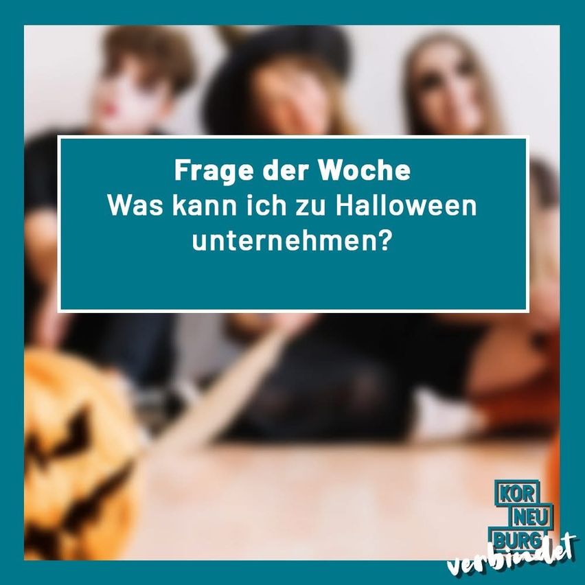 Ein Poster fragt: 'Was kann ich zu Halloween unternehmen?' Es zeigt drei verschwommene Figuren, eine mit einem geschnitzten Kürbis.
