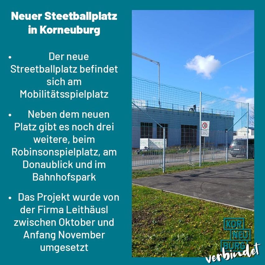 Ein Plakat bewirbt einen neuen Streetballplatz in Korneuburg. Es zeigt einen Zaun, ein Gebäude und ein geparktes Auto. Der Platz ist Teil eines Mobilitätssportplatzes. Weitere Plätze werden ebenfalls erwähnt.