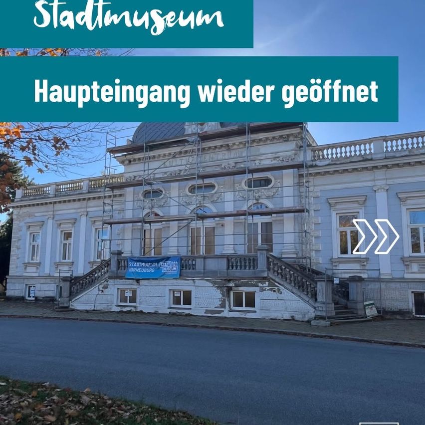The city museum with the sign 'Haupteingang wieder geoffnet' is under renovation, with scaffolding. The building has a dome, several windows, and a staircase. There is a banner on the left side.