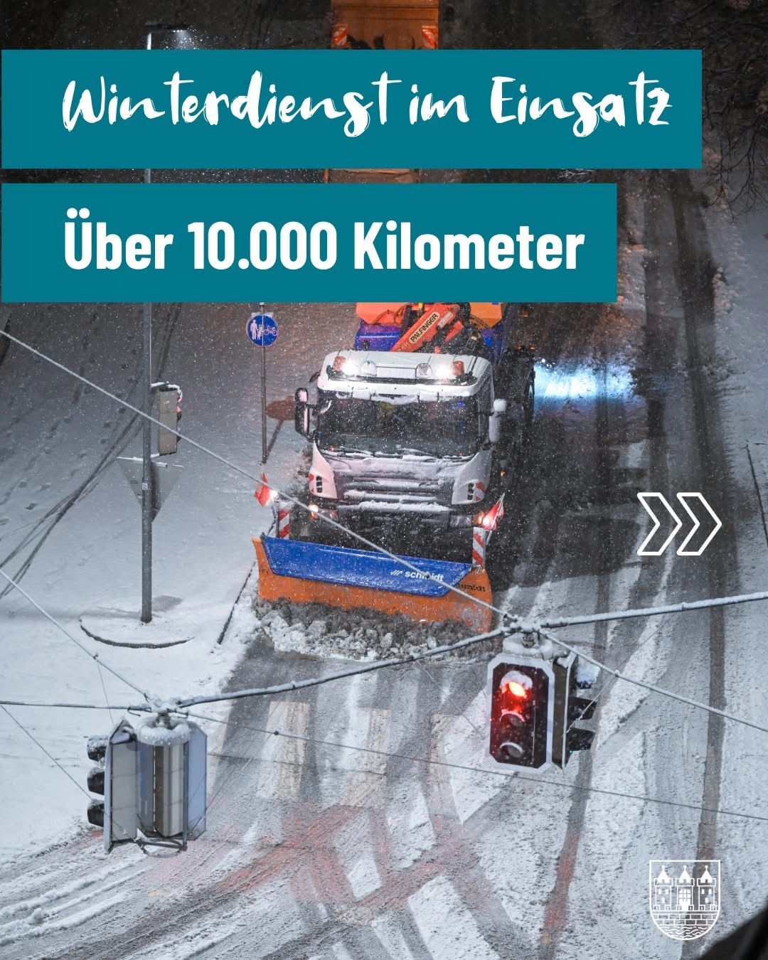 Ein Schneepflug räumt eine verschneite Straße und reinigt über 10.000 Kilometer Straßen.