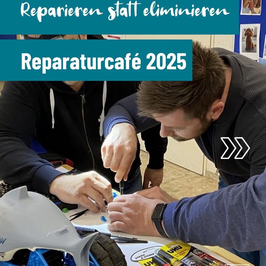 Zwei Männer arbeiten an einem Tisch mit einem Helm und verschiedenen Werkzeugen. Oben im Bild befindet sich ein blauer Banner mit weißem Text, der 'Reparieren statt eliminieren Reparaturcafé 2025' lautet.