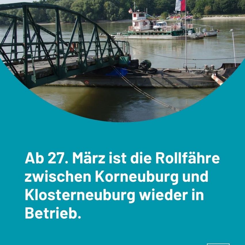 Die Rollfähre zwischen Korneuburg und Klosterneuburg nimmt am 27. März den Betrieb wieder auf. Boote mit Flaggen liegen im Wasser.