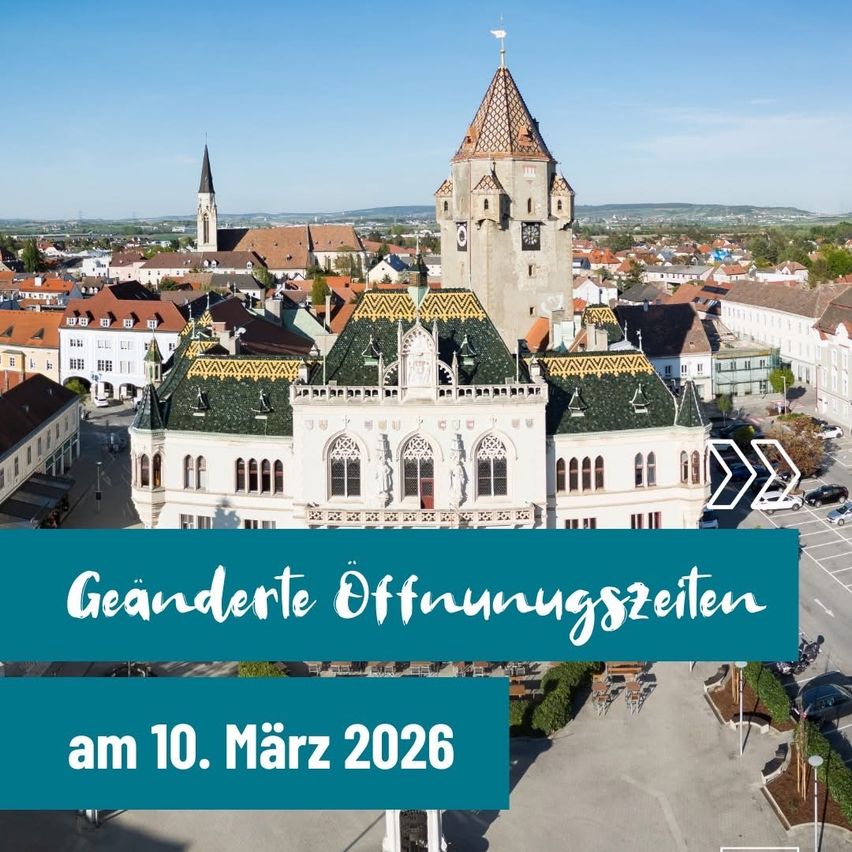 Luftaufnahme einer Stadt mit vielen Gebäuden, einem Turm und einer Uhr. Der Text auf dem Bild lautet 'Geänderte Öffnungszeiten am 10. März 2026'.