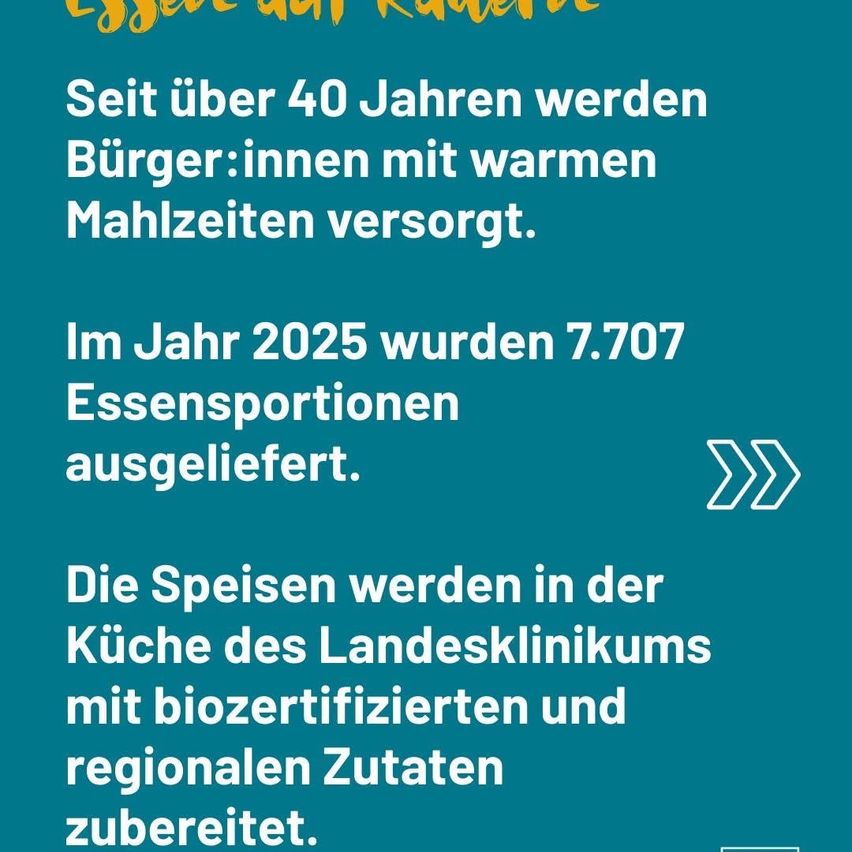 Seit über 40 Jahren werden Bürger:innen mit warmen Mahlzeiten versorgt. Im Jahr 2025 wurden 7.707 Essensportionen ausgeliefert. Die Speisen werden in der Küche des Landesklinikums mit biozertifizierten und regionalen Zutaten zubereitet.