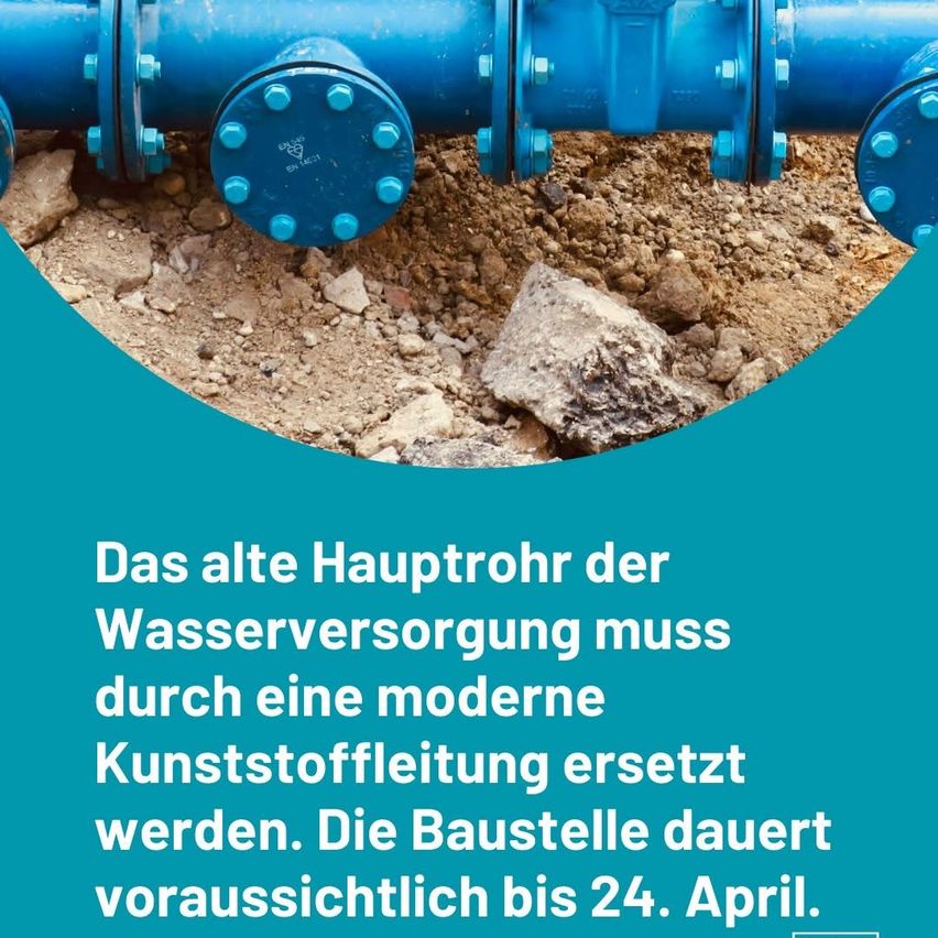 Eine blaue Rohrleitung ist im Boden mit umliegenden Steinen vergraben. Sie wird durch eine moderne Kunststoffleitung ersetzt. Die Bauarbeiten dauern voraussichtlich bis zum 24. April.